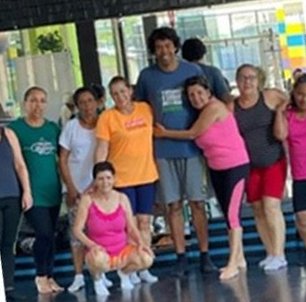 Turma de alunos reunida e sorrindo no studio após o treino